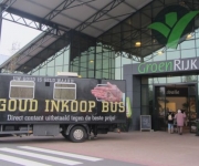 De Goudbus op de parkeerplaats